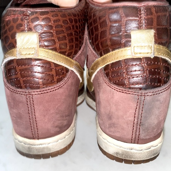 NIKE MILAN
WMNS DUNK SKY HI CITY FW QS 
METALLIC GOLD / CHOCOLATE 
US (7) /EU 38 - Picture 5 of 13